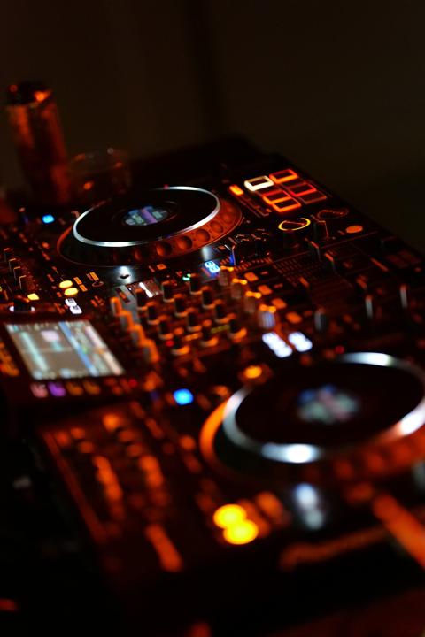 Consolle DJ durante la serata musicale