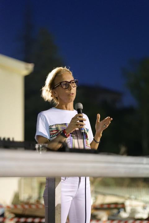 La dottoressa dell'ospedale ringrazia al microfono durante la premiazione