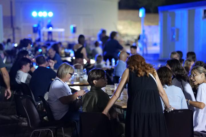 Pubblico allo stand gastronomico serale