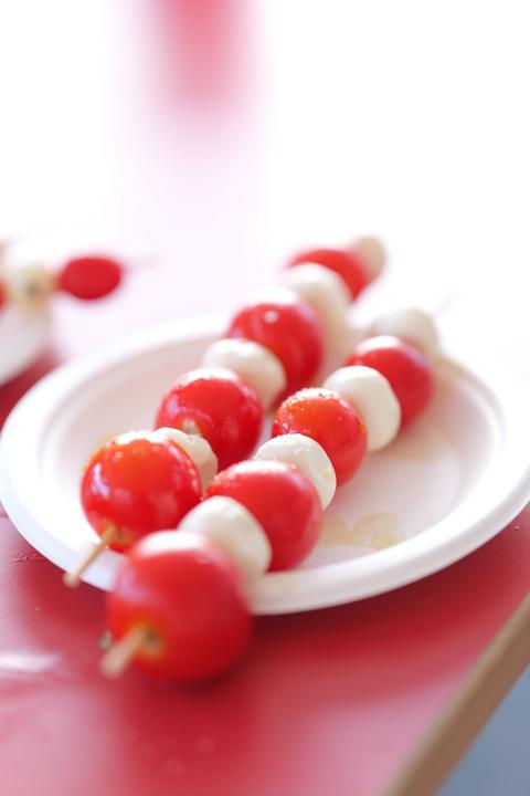 Spiedini di pomodorini e mozzarella dello stand gastronomico