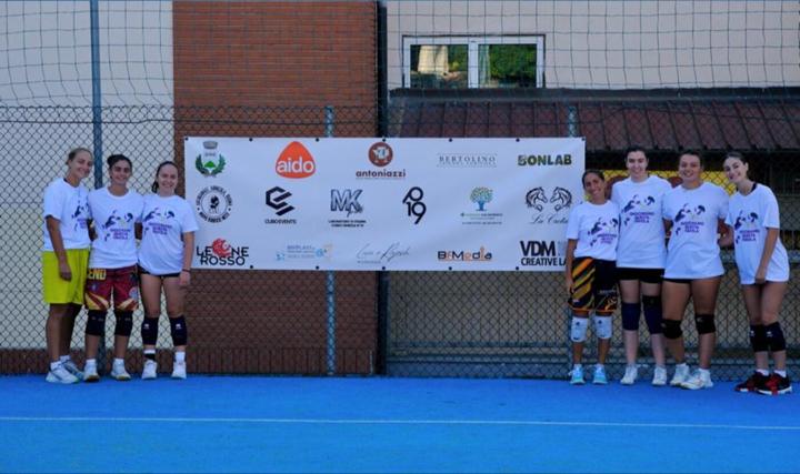 Squadra del torneo 2026 in posa davanti allo striscione degli sponsor