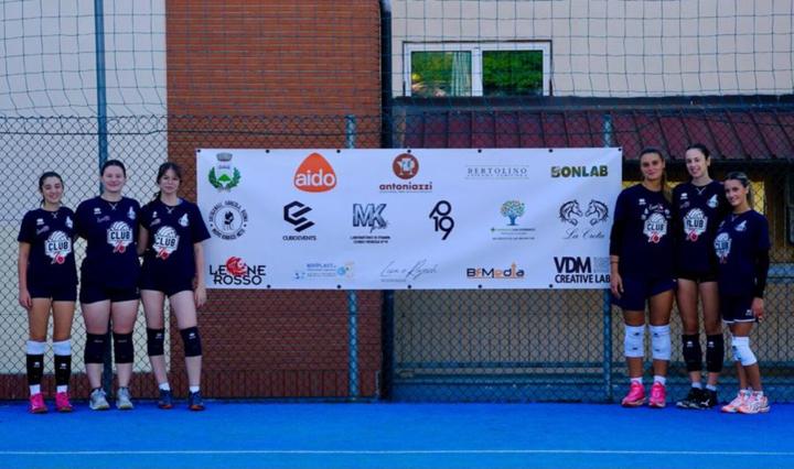 Squadra del torneo 2026 in posa davanti allo striscione degli sponsor